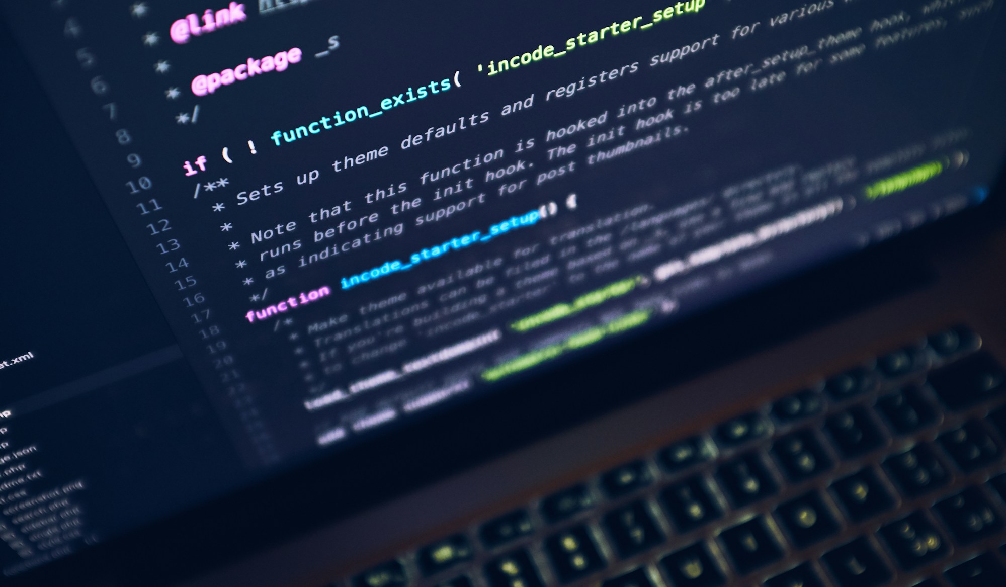 Laptop na biurku — strona internetowa firmy